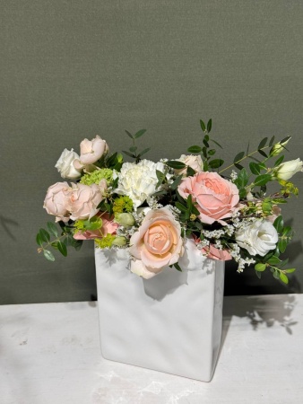 Композиция в сумочке с гвоздикой и кустовой розой (3)