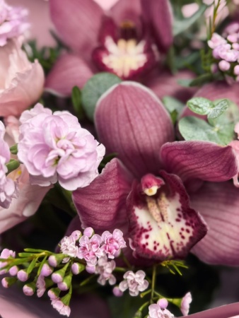 Букет Влюбленность с орхидеями и маттиолой (2)