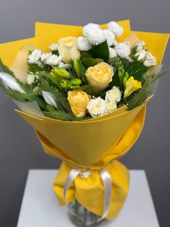 Букет Аромат весны с фрезией, ирисами и розами (2)