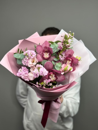 Букет Влюбленность с орхидеями и маттиолой (4)