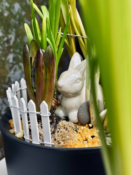 Композиция Грация  с первоцветами, декоративными камнями, зайчиком (1)