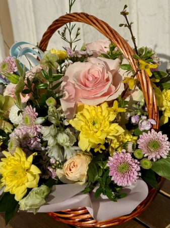 Композиция Смайлик с розами, дельфиниумом и форзицией (3)