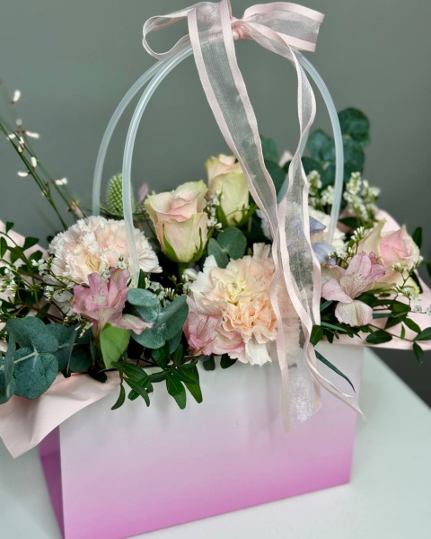 Композиция Олеся с гвоздиками, кенийскими розами и альстромерией (2)