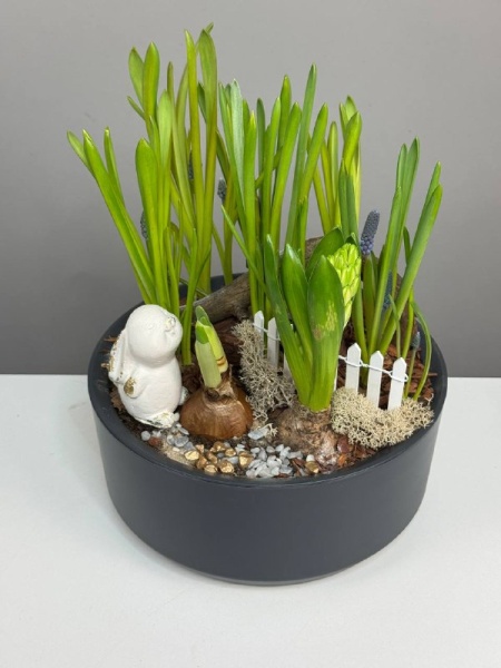 Композиция с первоцветами Спринг Реббит с гиацинтом и мускариками (3)