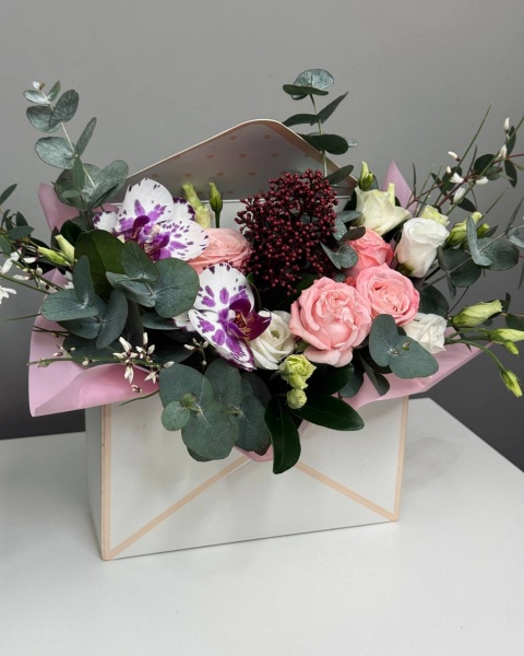 Композиция  в конверте с орхидеей, скиммией, розой (2)