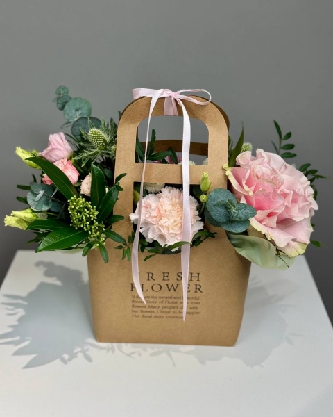 Композиция Ярослава с французской розой, эрингиумом и диантусом в сумочке (2)