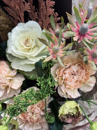 Букет Влюблённость Николь с брассикой, скиммией и эустомой (2)