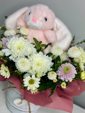 Композиция в ведре с розовым зайцем  (3)