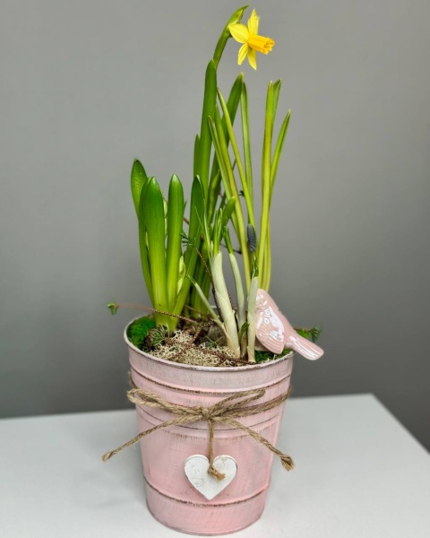 Композиция в ведерке с первоцветами, мхом, птичкой (3)
