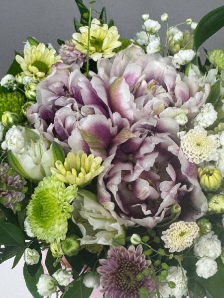 Композиция Блюз с тюльпанами, сантини и гипсофилой в леечке (2)