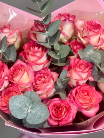 Букет 17роз Джумилия с эвкалиптом  (1)