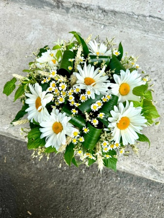 Композиция в коробке с крупными и мелкими ромашками (5)